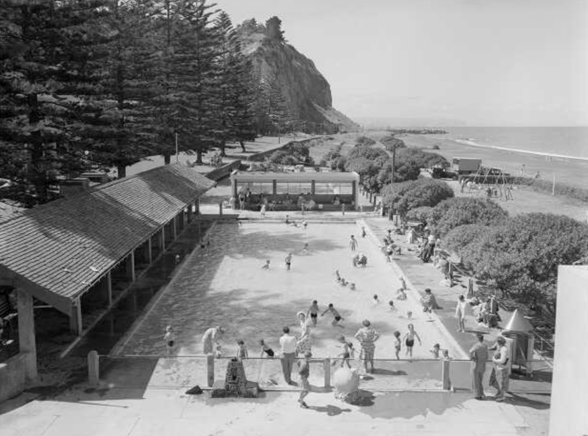 1950–1959 Children playing
in the paddling pool on
the beach adjacent to the
Marine Parade